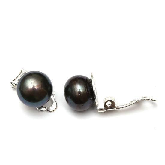 Schwarze, leicht ovale Perlen aus Süßwasserkultur auf versilberten Clips