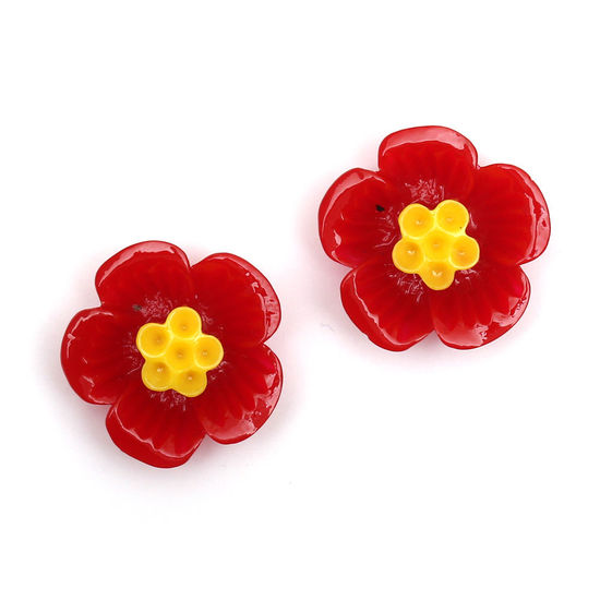 Rote Pflaumenblüten mit goldfarbenen Clips