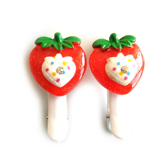 Weiße Haarklammern mit roten und weißen Erdbeeren