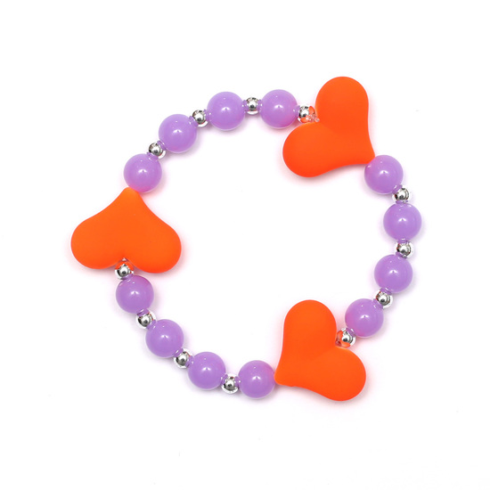 Elastisches Kinderarmband mit lavenderfarbigen Perlen und orangen Acrylherzen